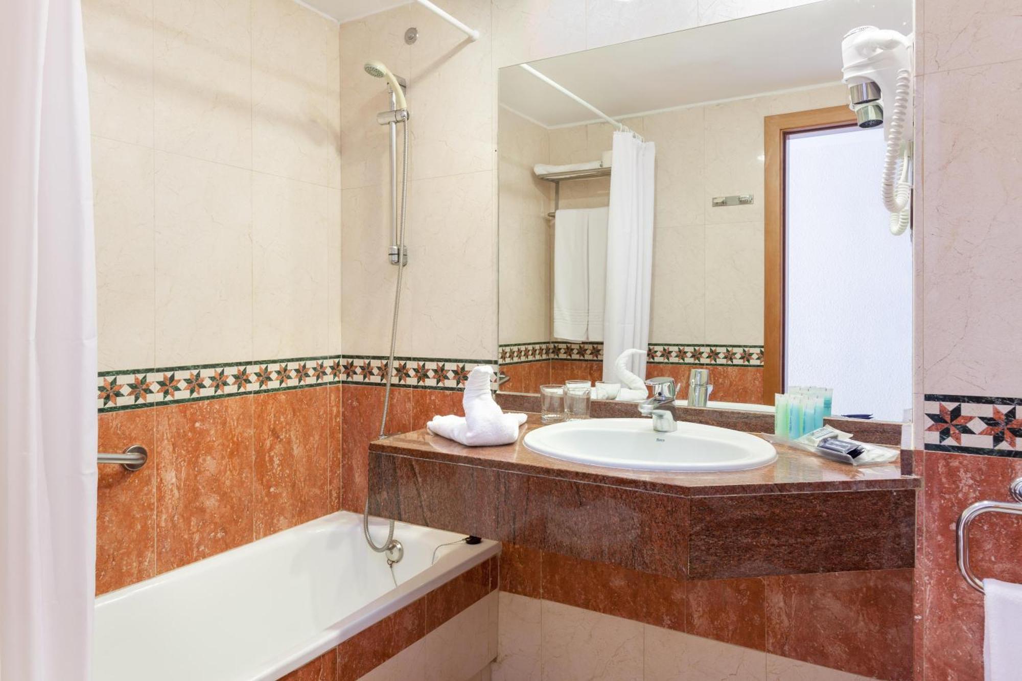 Quarto Duplo Superior com Vista Piscina (2 Adultos + 2 Crianças)